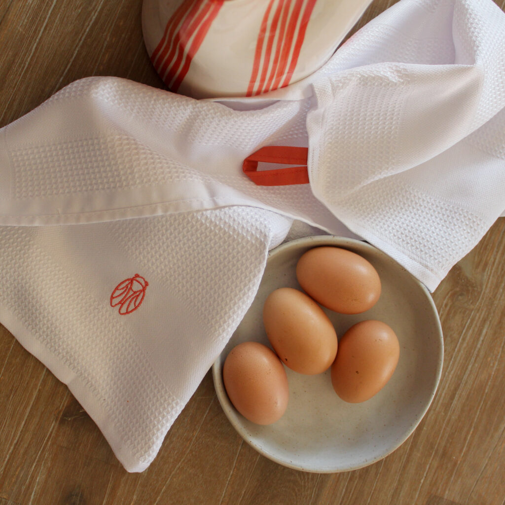 Torchon de cuisine confectionné en France, broderie cigale - Rêves de cigale